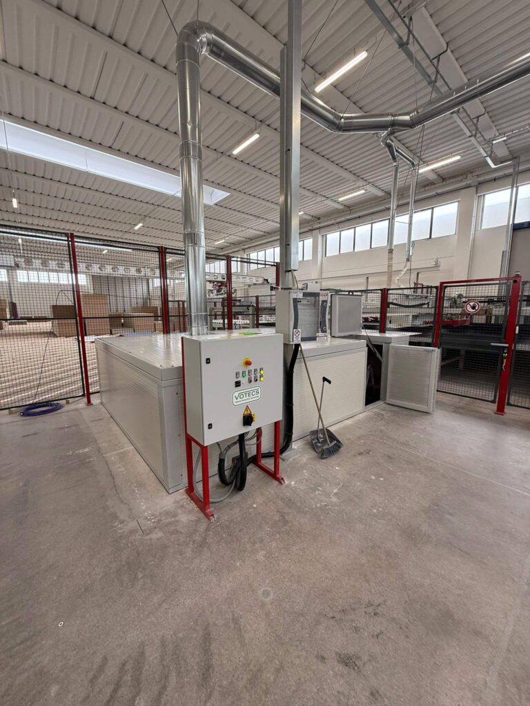Grande struttura metallica industriale realizzata su misura per la copertura, l'isolamento e la messa in sicurezza di macchinari di produzione. Opera di carpenteria metallica posata da Carpenteria 2A a Treviso