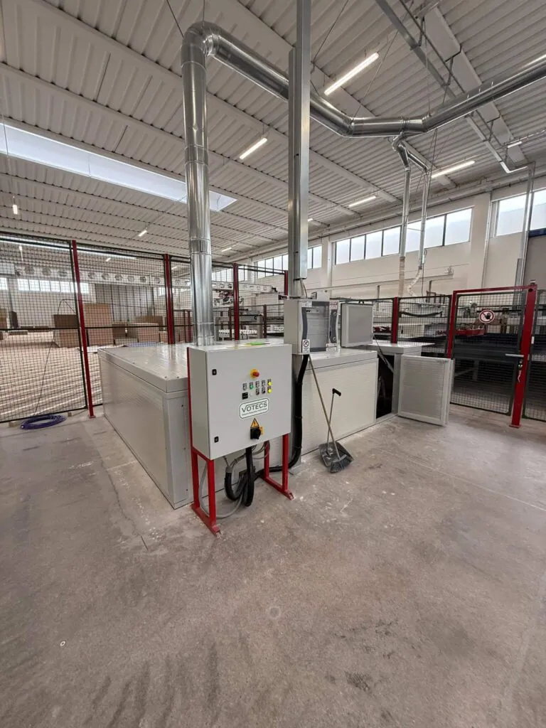 Grande struttura metallica industriale realizzata su misura per la copertura, l'isolamento e la messa in sicurezza di macchinari di produzione. Opera di carpenteria metallica posata da Carpenteria 2A a Treviso