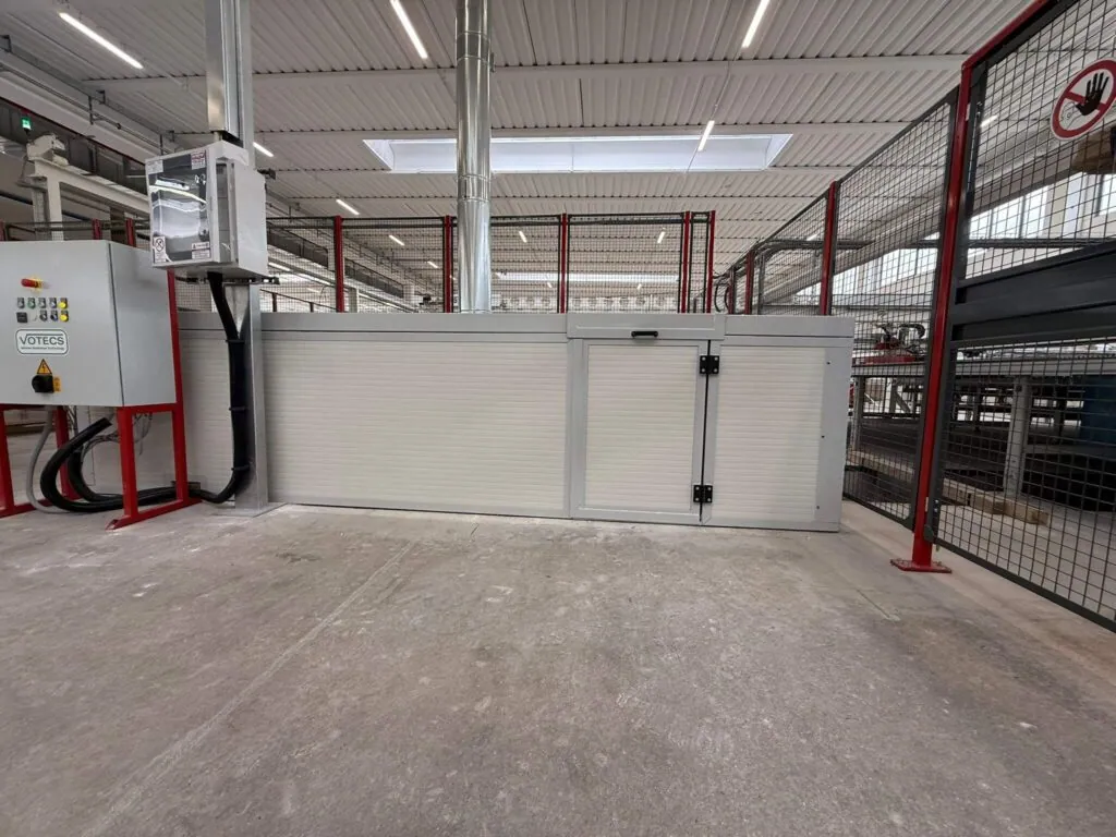 Cabina metallica di protezione per impianti industriali mostrata con gli sportelli di accesso e ispezione aperti. Progettazione, realizzazione e posa a cura di Carpenteria 2A, operativa in tutto il Veneto. - Vista 2