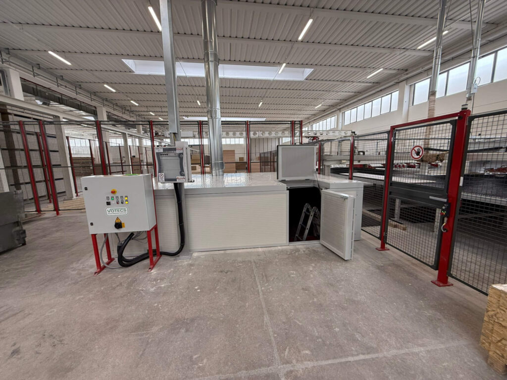 Grande struttura metallica industriale realizzata su misura per la copertura, l'isolamento e la messa in sicurezza di macchinari di produzione. Opera di carpenteria metallica posata da Carpenteria 2A a Treviso - Vista 4