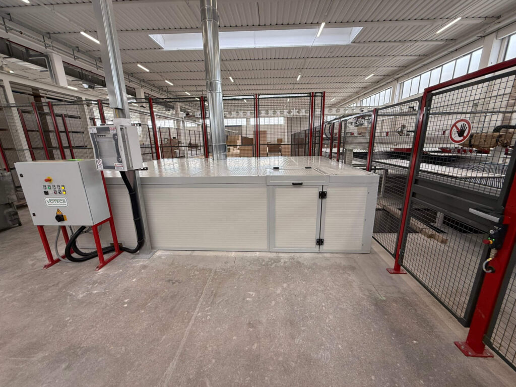 Grande struttura metallica industriale realizzata su misura per la copertura, l'isolamento e la messa in sicurezza di macchinari di produzione. Opera di carpenteria metallica posata da Carpenteria 2A a Treviso - Vista 2