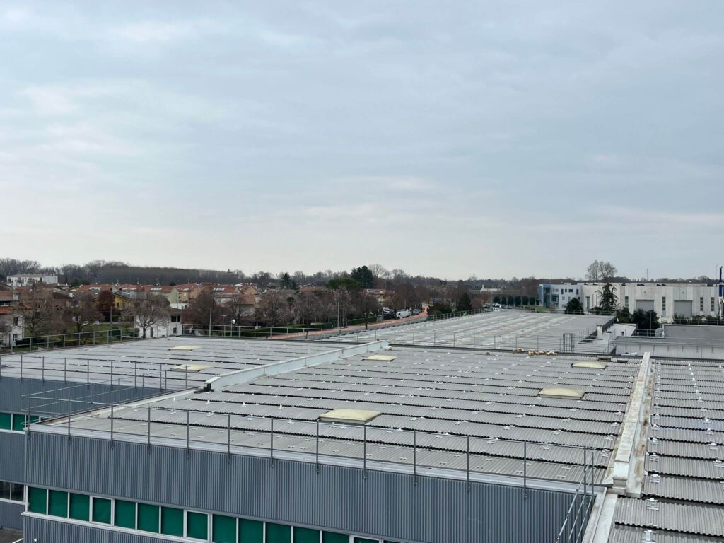 Parapetti metallici perimetrali di sicurezza anticaduta installati sulla copertura in lamiera di un grande capannone industriale. Intervento normativo eseguito da Carpenteria 2A a Treviso.