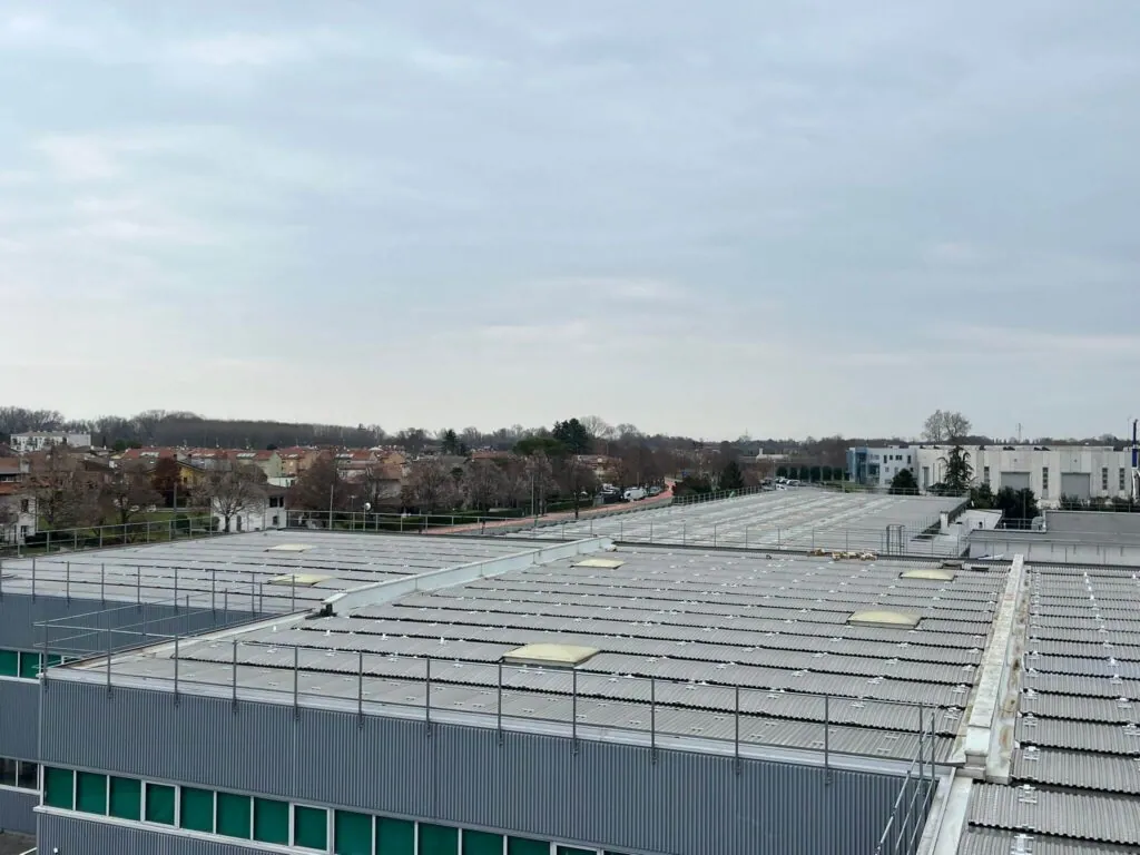 Parapetti metallici perimetrali di sicurezza anticaduta installati sulla copertura in lamiera di un grande capannone industriale. Intervento normativo eseguito da Carpenteria 2A a Treviso.