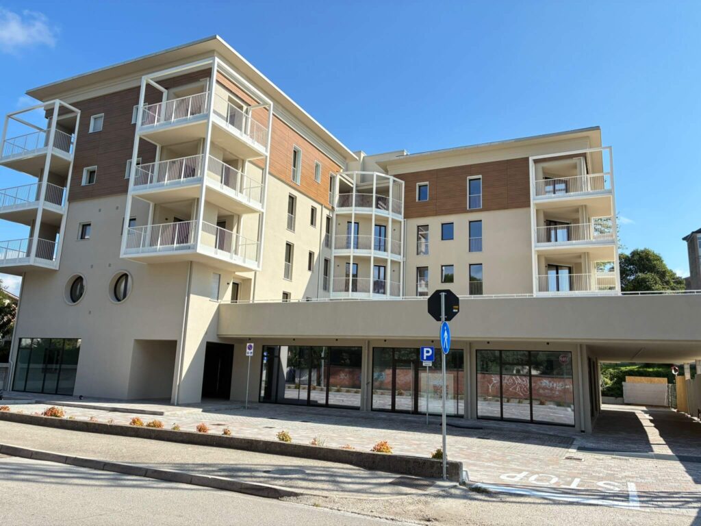 Strutture metalliche per ampi balconi e parapetti verniciati di bianco dal design lineare, installati sulla facciata di un moderno complesso residenziale. Opera di carpenteria per l'edilizia civile di Carpenteria 2A, operante in Veneto - Vista 3.