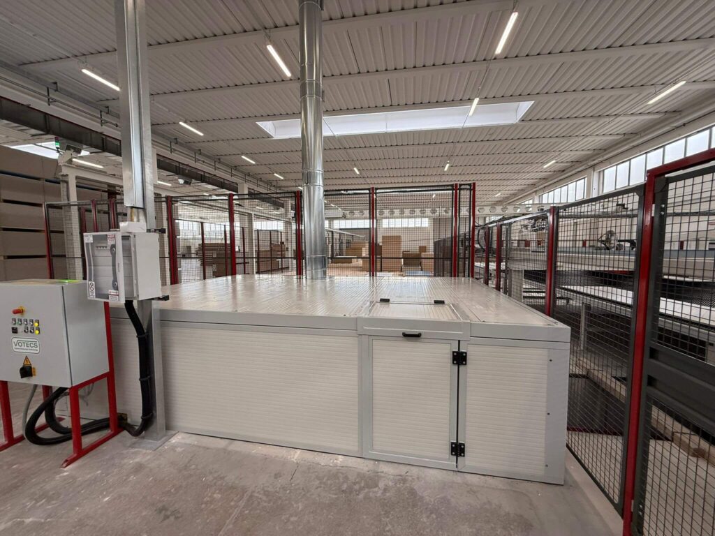 Grande struttura metallica industriale realizzata su misura per la copertura, l'isolamento e la messa in sicurezza di macchinari di produzione. Opera posata da Carpenteria 2A a Treviso - Vista 3