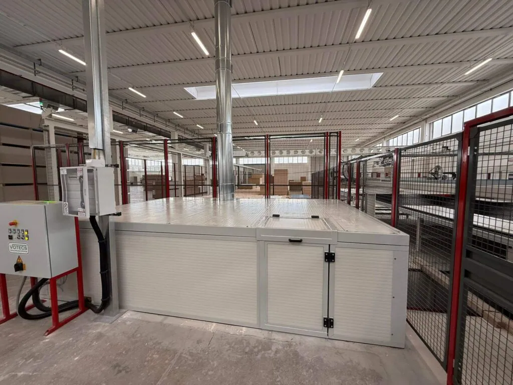 Grande struttura metallica industriale realizzata su misura per la copertura, l'isolamento e la messa in sicurezza di macchinari di produzione. Opera posata da Carpenteria 2A a Treviso - Vista 3